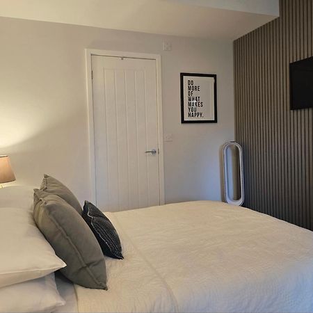 Stylish, Business Traveller Friendly Apartment, With Free Parking And Netflix Farnborough  Esterno foto