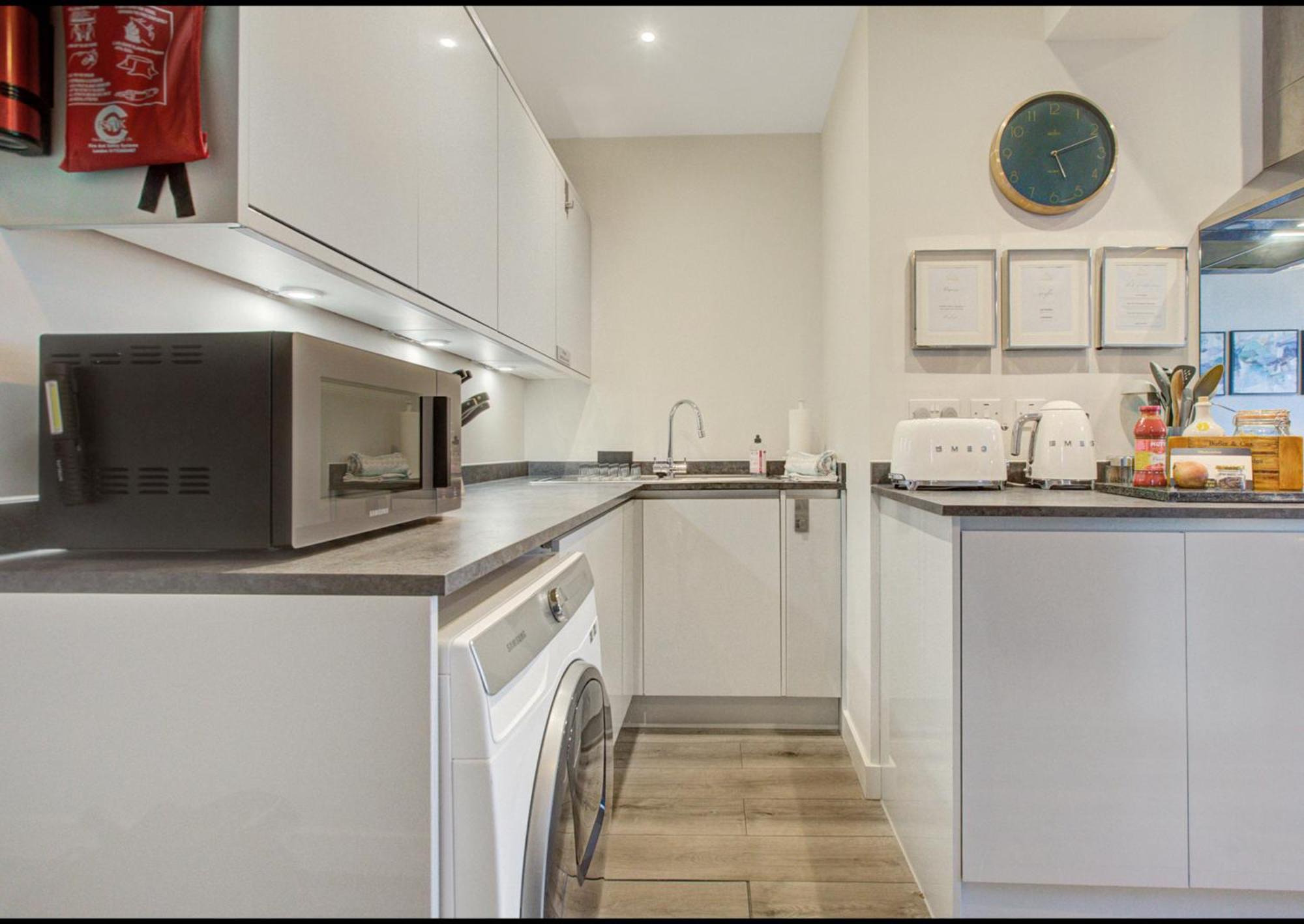 Stylish, Business Traveller Friendly Apartment, With Free Parking And Netflix Farnborough  Esterno foto