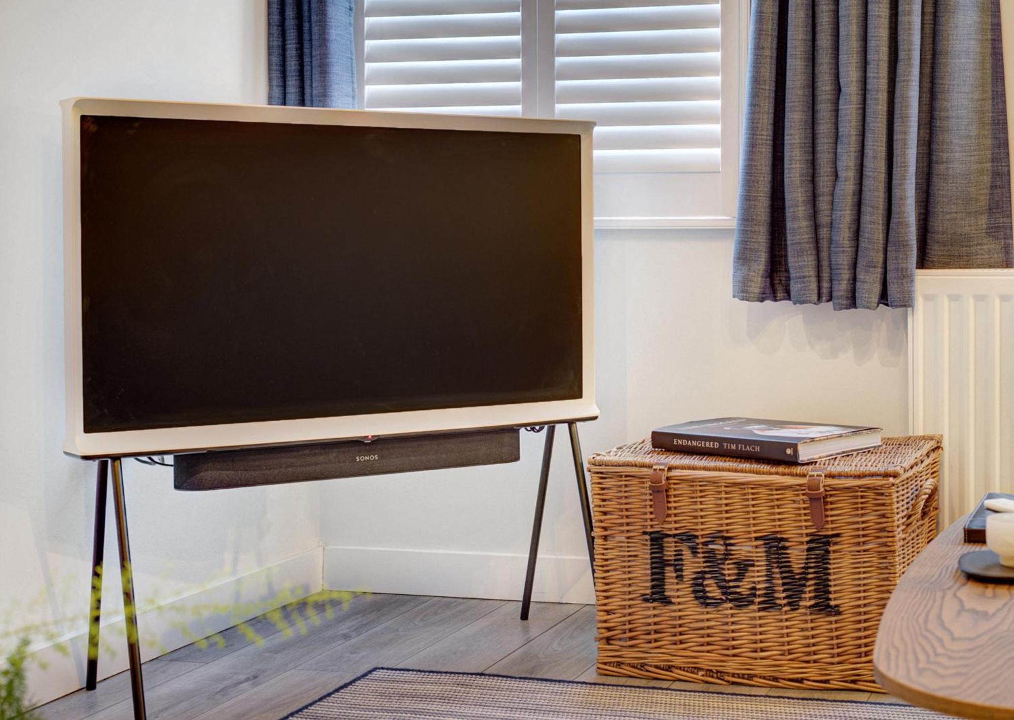 Stylish, Business Traveller Friendly Apartment, With Free Parking And Netflix Farnborough  Esterno foto