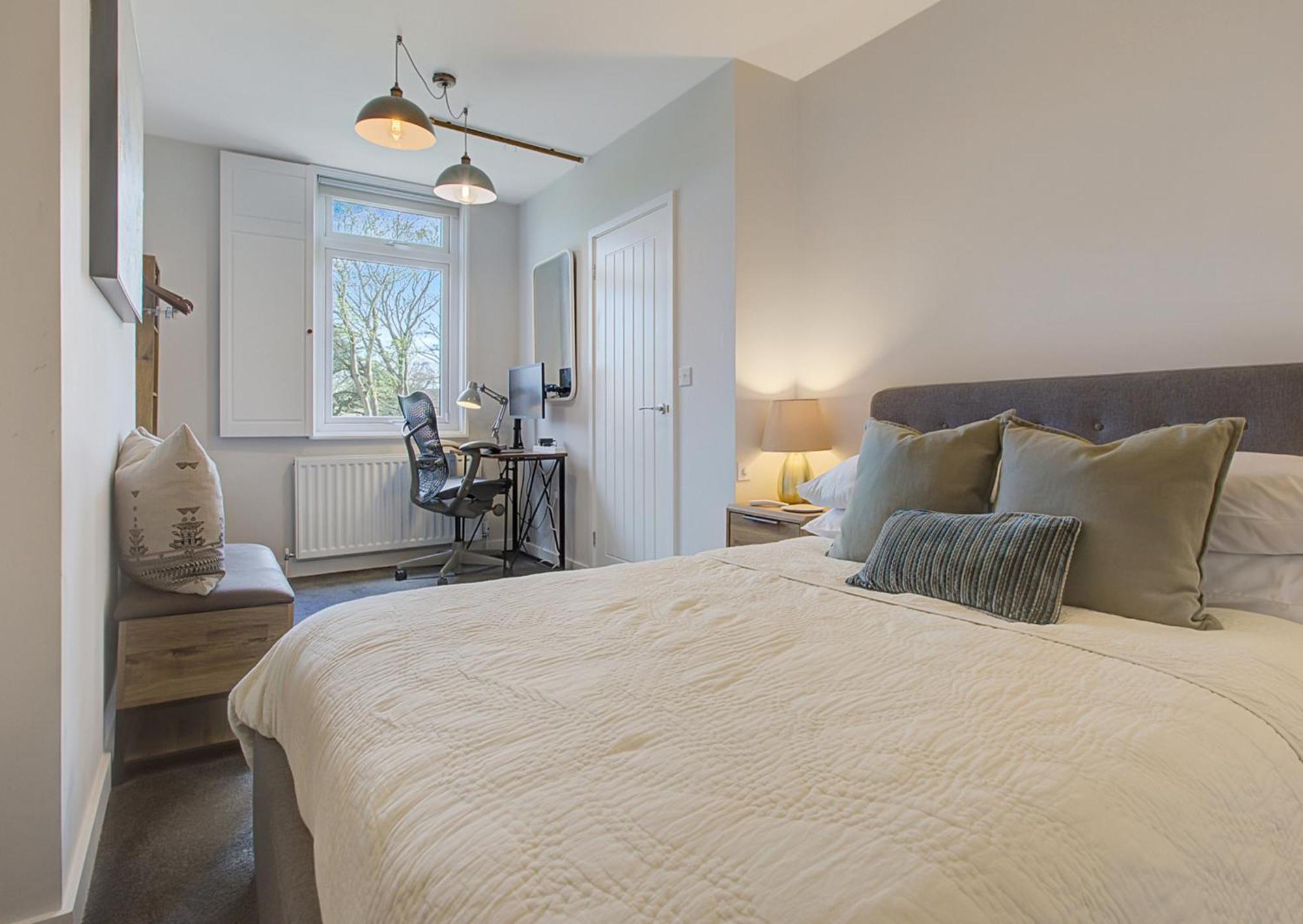 Stylish, Business Traveller Friendly Apartment, With Free Parking And Netflix Farnborough  Esterno foto