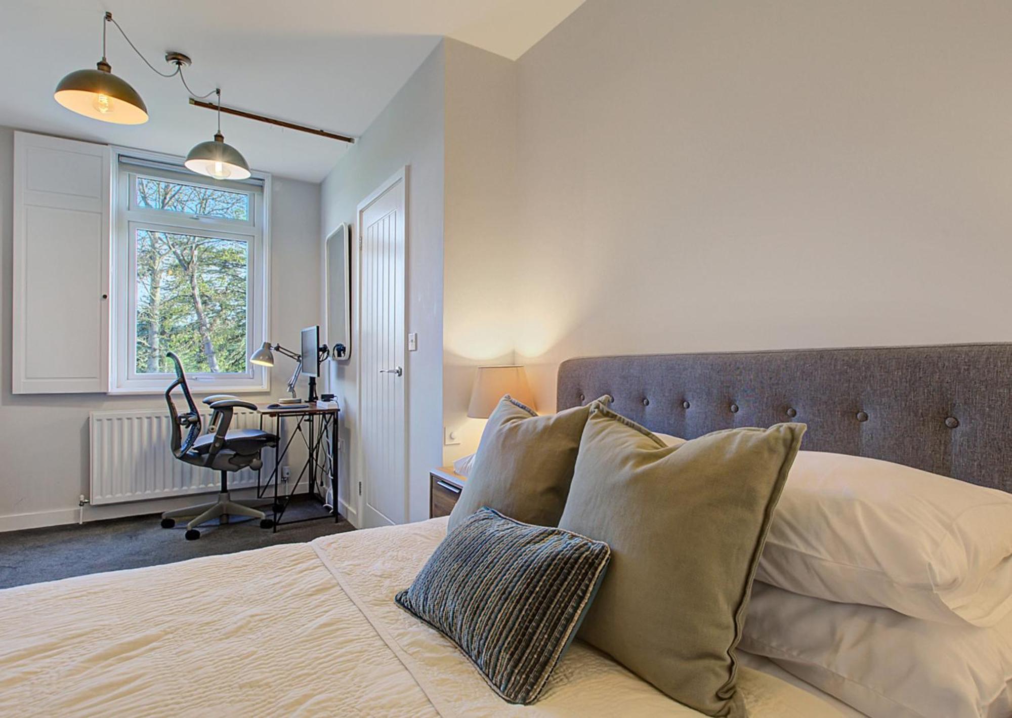 Stylish, Business Traveller Friendly Apartment, With Free Parking And Netflix Farnborough  Esterno foto